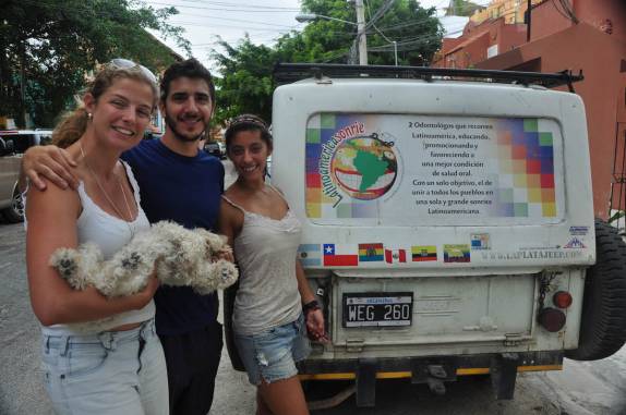 Com o Maxi, a Marianela e o cachorrinho equatoriano da expedição Latinoamerica Sonrie, em Playa del Carmen, no litoral do Yucatán, no México